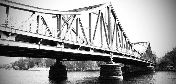 Die Glienicker Brücke zwischen Potsdam und Berlin diente zu Zeiten der DDR als Agenten-Austauschpunkt. Heute ist sie Zeichen der Verbindung zwischen Ost und West. Foto: pixabay.de