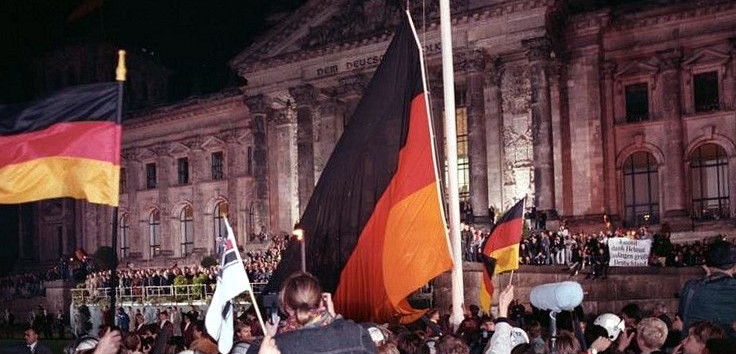 In der Nacht vom 2. auf den 3. Oktober 1990 wurde um Mitternacht die Fahne der Einheit an einem großen Fahnenmast vor dem Reichstagsgebäude gehisst. Copyright: Bundesarchiv, Bild 183-1990-1003-400 / Grimm, Peer / CC-BY-SA 3.0, CC BY-SA 3.0 de / Wikimedia