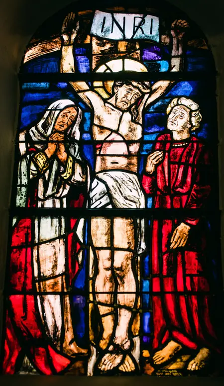 Kirchenfenster, in dem Christus am Kreuz abgebildet ist. 