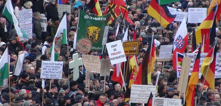 Auf den Pegida-Demos (wie hier am 25.1.2015 in Dresden) werden auch christliche Kreuze als Protestsymbol getragen. Foto: Wikimedia