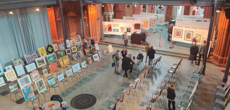 Die Kunstauktion 2019 in der Heilig-Kreuz-Kirche. Diesmal findet statt der Auktion ein Markt statt, in der Kirche gilt Maskenpflicht. Foto: EKBO
