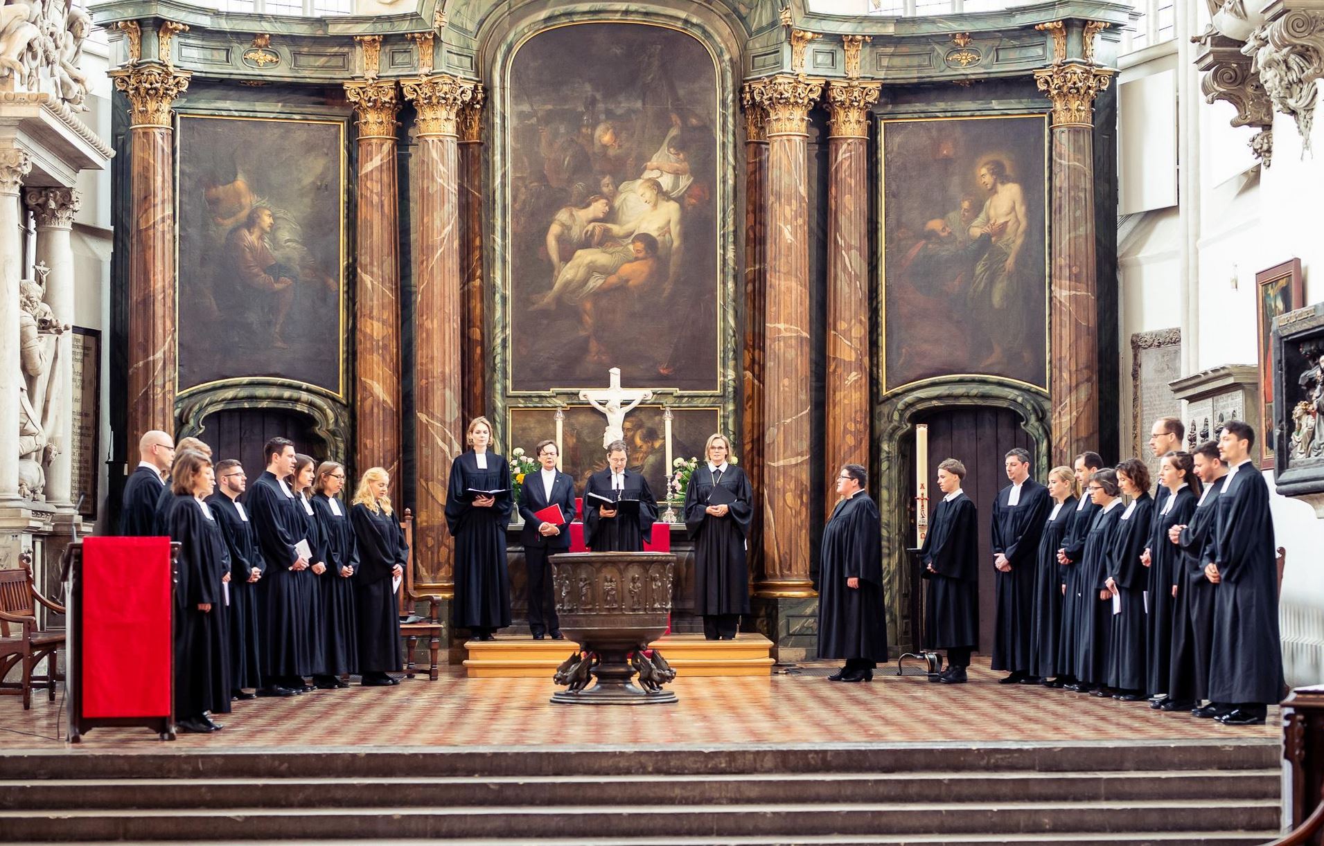 Ordinationsgottesdienst 2019, zu sehen ist der Altar der St. Marienkirche mit den neuen Pfarrerinnen im Talar Foto: Matthias Kauffmann
