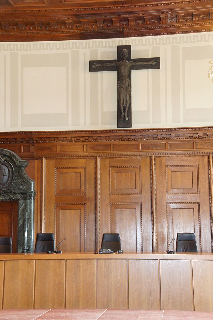 Richterstühle im Schwurgerichtssaal 600 der Nürnberger Justizpalastes. Hier fand 1945 bis 1946 der Hauptkriegsverbrecherprozess gegen NS-Verbrecher statt. Quelle: Wikimedia Commons
