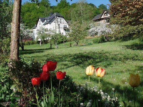 Gästehaus Die Malche im Grünen, großer Garten, im Vordergrund rote und gelbe Tulpen, Foto: Andreas Kampf