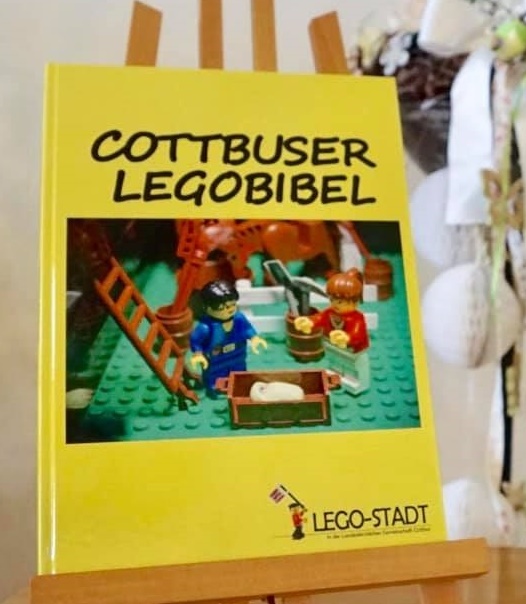 Zu sehen ist die Cottbuser Legobibel als Buch