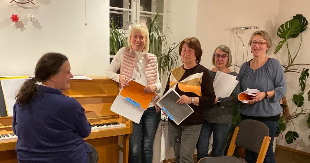 Quelle: Tenne e. V., Christlicher Kulturverein Buchholz; zu sehen sind vier singende Frauen über vierzig Jahre und eine Frau am Klaiver, ebenfalls etwas älter.